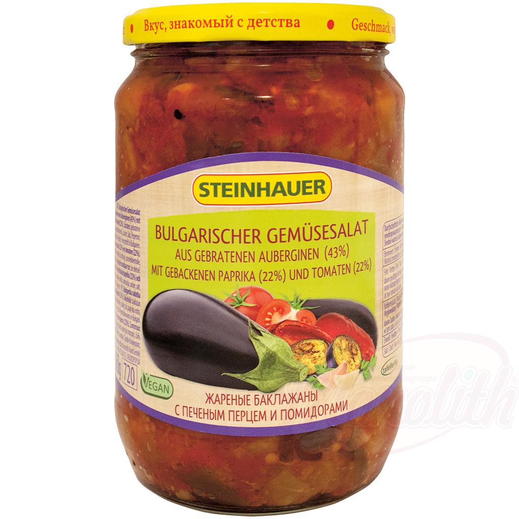 Bulgaarse groentesalade van gebakken aubergines, paprikas en