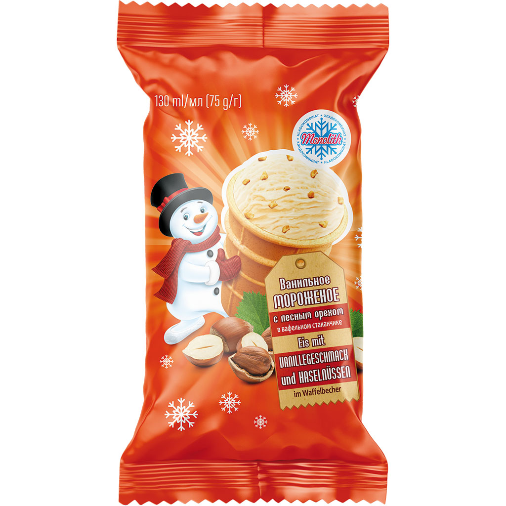 Vanille-ijs met hazelnoten in een wafelbekertje