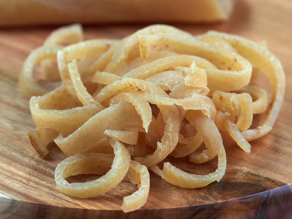 Gegrilde varkenshuid, vloeibaar gezouten, in reepjes gesnede