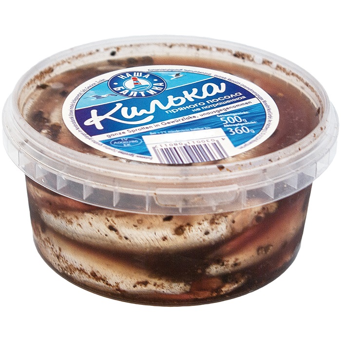 Hele sprotten (Sprattus sprattus) in kruidenmarinade, niet schoongemaakt.