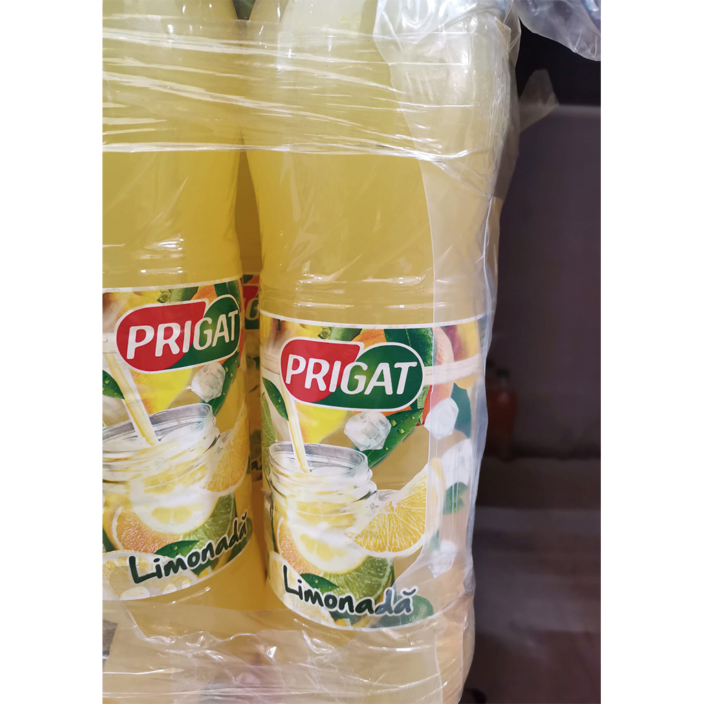 Verfrissend drankje met sinaasappelsap uit sinaasappelsapcon