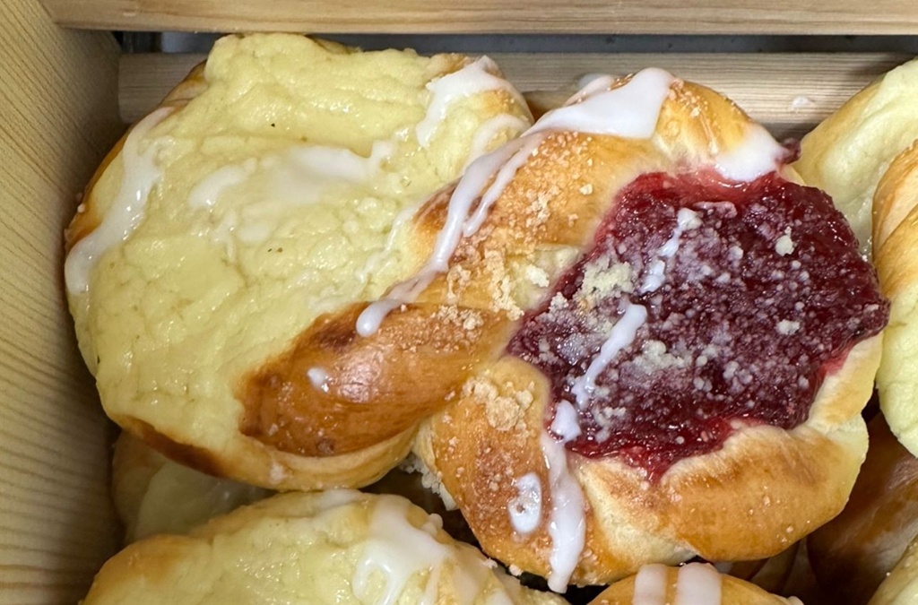 Broodje van gistdeeg met kwark en frambozen