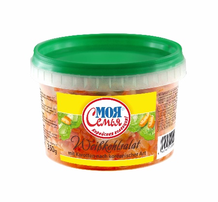 Witte kool salade met wortels naar Koreaanse stijl