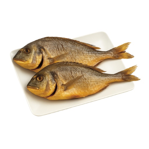 Gerookte dorade royal, ontdaan van ingewanden.