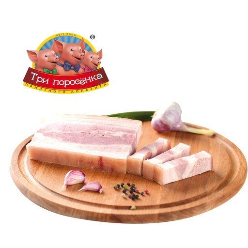 Gekookt varkensbuik "Salowiza tschesnotschnanaja" met knoflook, gezouten