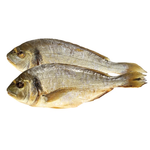 Baars (Perca fluviatilis) met kop gerookt, niet ontdaan van 