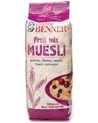 Ontbijtgranen van volkoren granen met gedroogd fruit